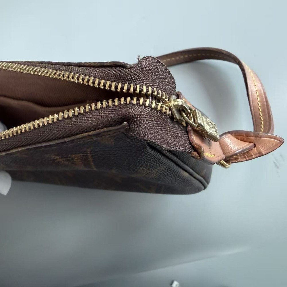Louis Vuitton Pochette Accessoires Monogram Canvas Shoulde Bag versatile styles