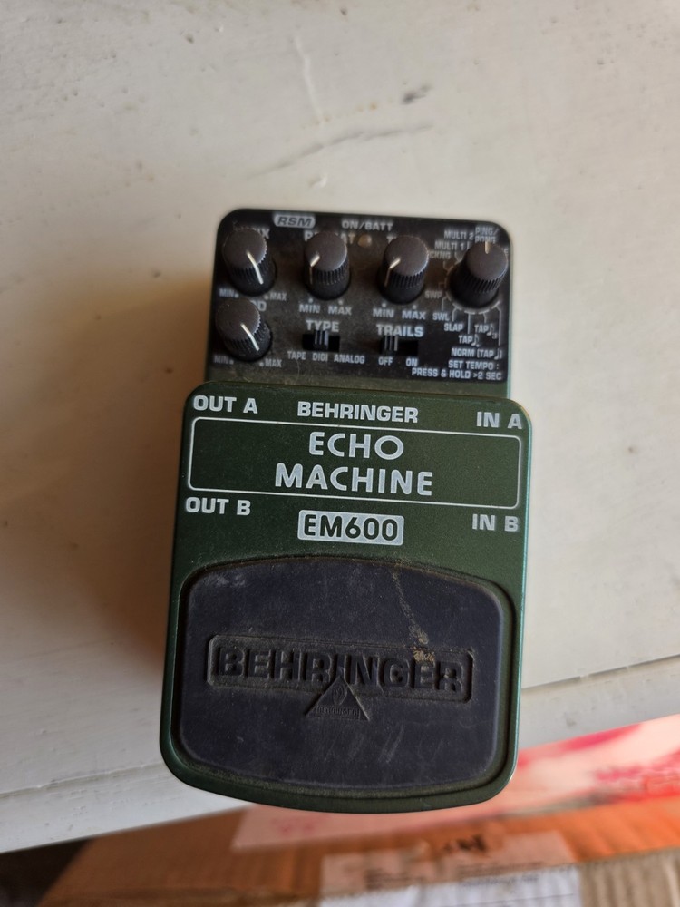 Behringer EM600 Echo Machine Ultimate Echo Modeling Effects Pedal