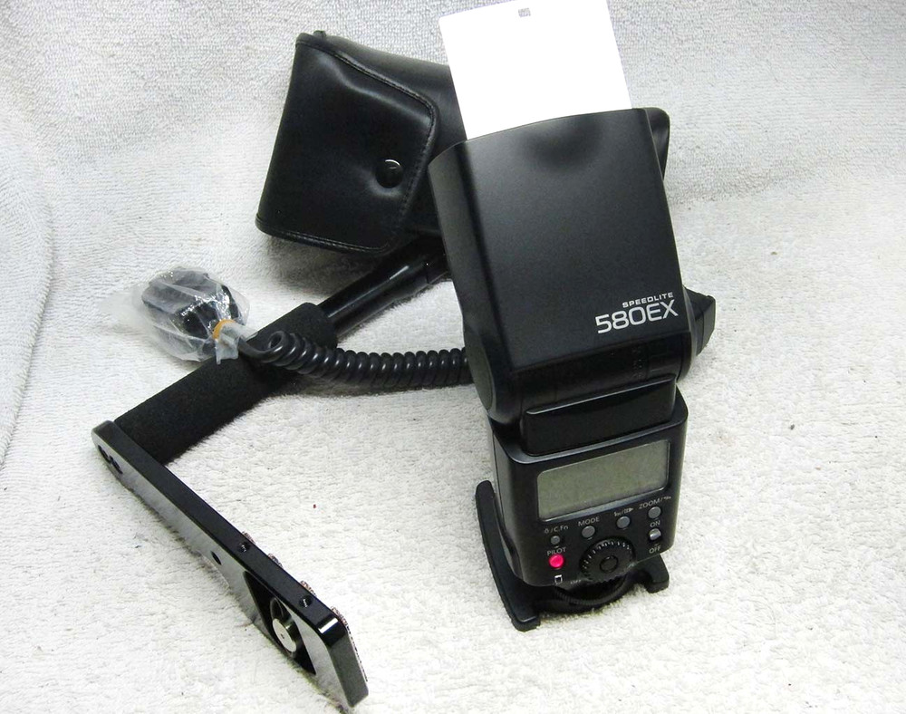 Canon Speedlite 580EX EOS Electronic FLASH w/Case + Custom BRACKET & Synch Cord