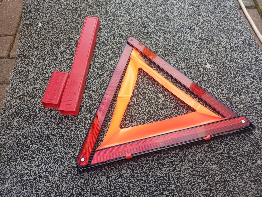 AUDI A3  WARNING TRIANGLE 8K0860251  GENUINE  2009