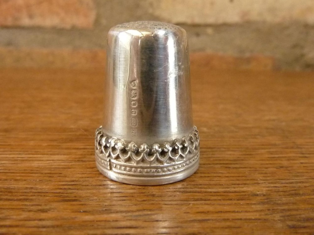 A nice Vintage Hallmarked Silver Thimble London 1988