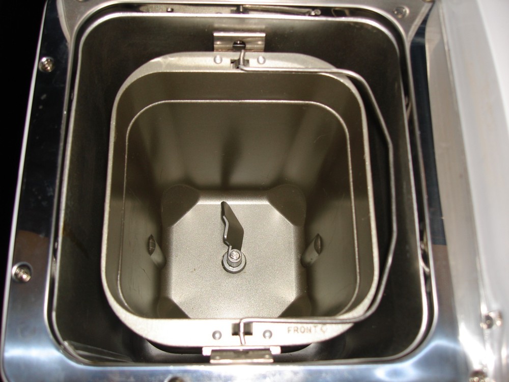 MINT! OSTER BREAD MAKER MODEL 5843 SPOTLESS!!