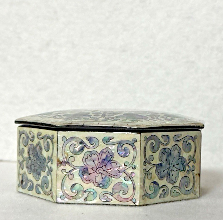 Floral ASIAN LACQUERED OCTAGON Trinket Jewelry BOX MOTHER OF PEARL INLAY