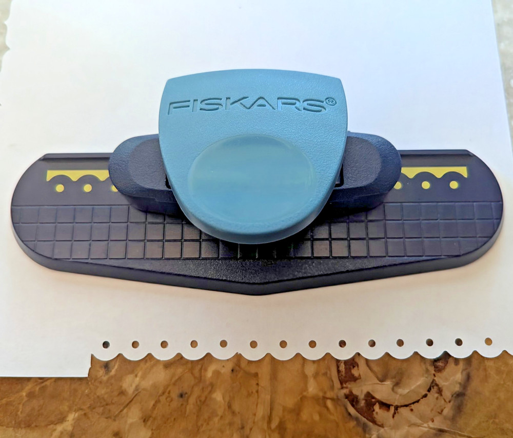 Fiskars Threading Water Continuous Border Punch Circles Dots Scallop