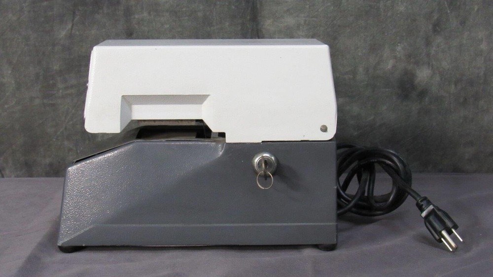SIMPLEX 1605-9002 Consecutive Payroll Time Clock & Date Recorder, with Key