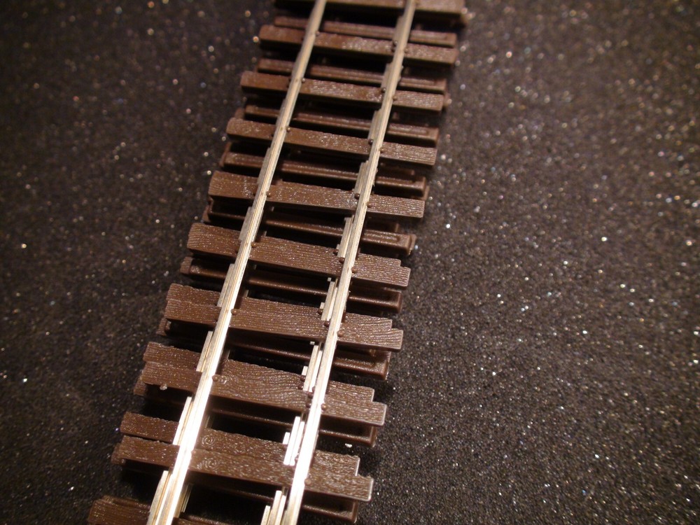 ON30 Micro-Engineering #10-138 ON30 SCALE Code 83 Flex Track NON WEATHERED