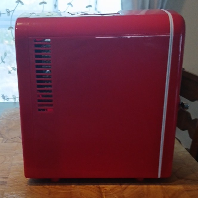 Frigidaire EFMIS129-RED Retro Mini Fridge Red, 2-6L Compact Tabletop Gloss