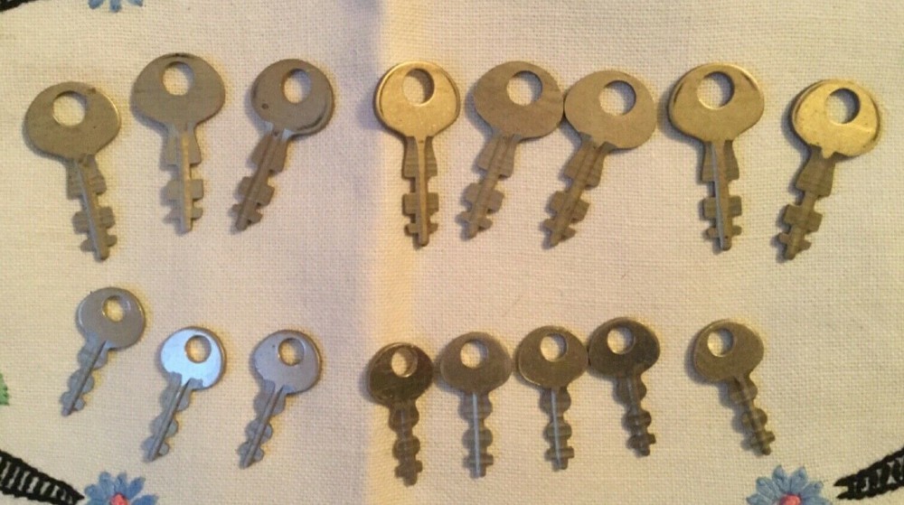 16 Small Vintage Keys - Crafts - Jewelry - Found Object Projects