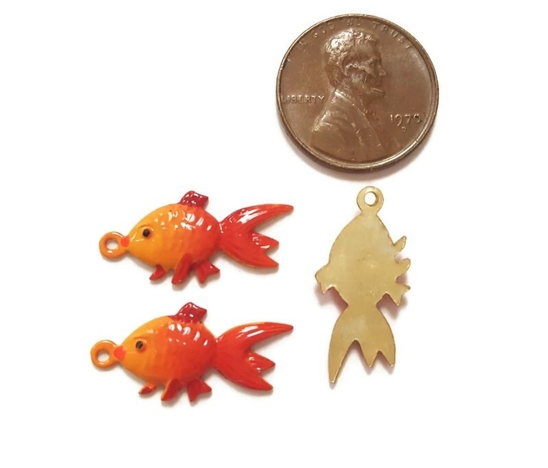 12 VINTAGE HAND PAINTED FISH GOLDFISH GOLD PLATED PENDANT BEAD CHARMS 5399