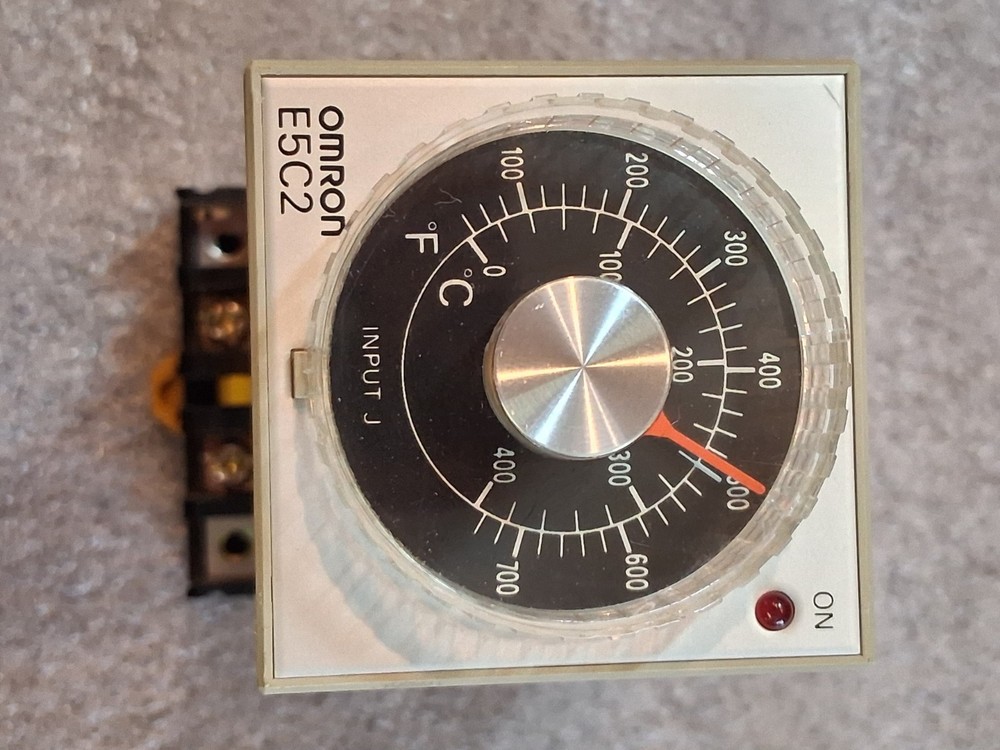 Omron E5C2-R20J Temperature Controller