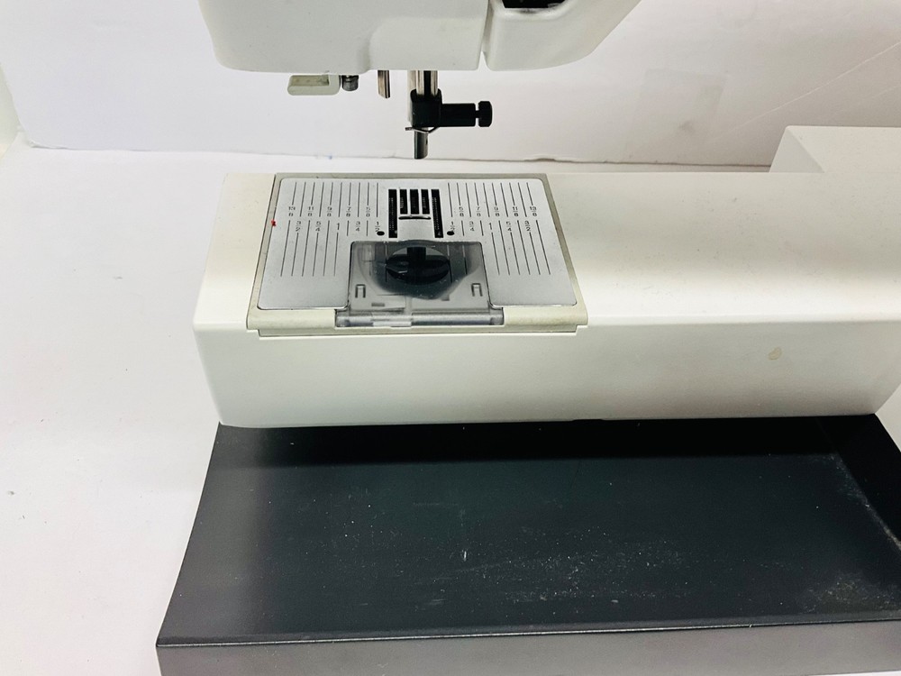 PFAFF Creative Sensation AS IS Powers ON Then OFF Read