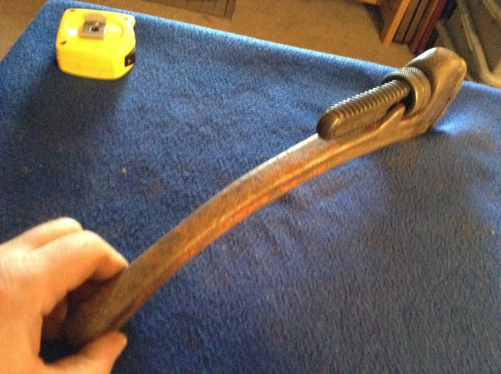 Rigid heavy duty pipe wrench