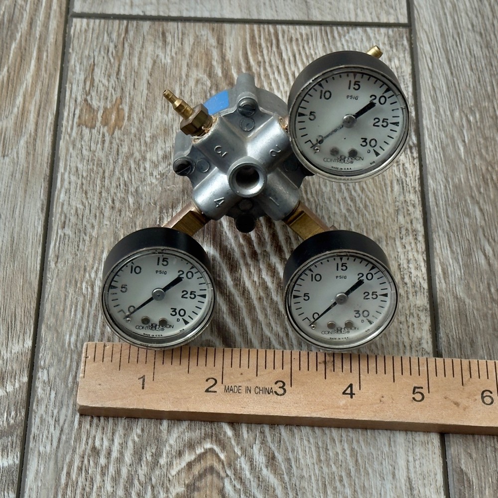 Johnson Controls Selector Switch S-232-1 w/ Pressure Gauges 30PSI