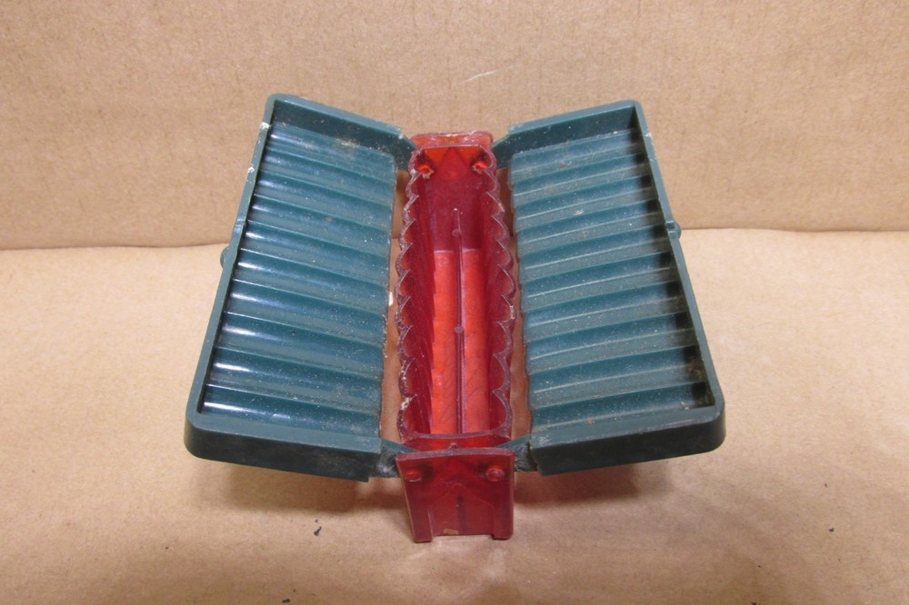 EARLY PLASTIC FLIP-OPEN CIGARETTE CASE