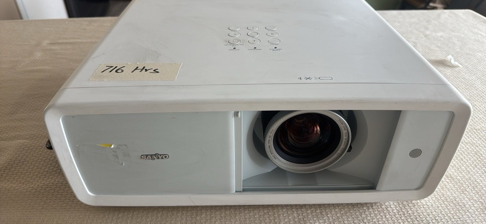 Sanyo PLV-Z2000 Projector 716 Hours