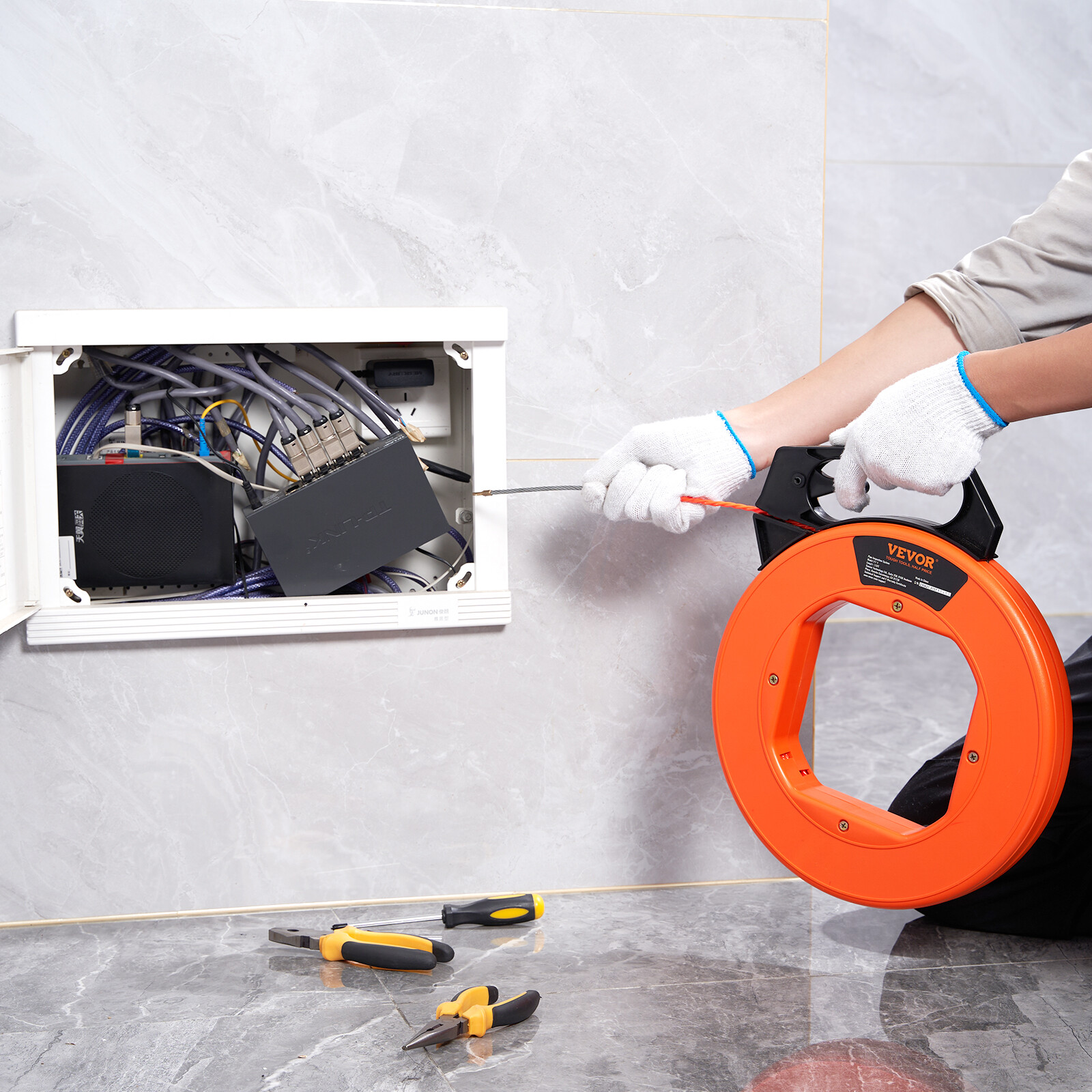 VEVOR Fish Tape Wire Cable Line Puller 125 ft 3/16 in PET with High Plastic Case