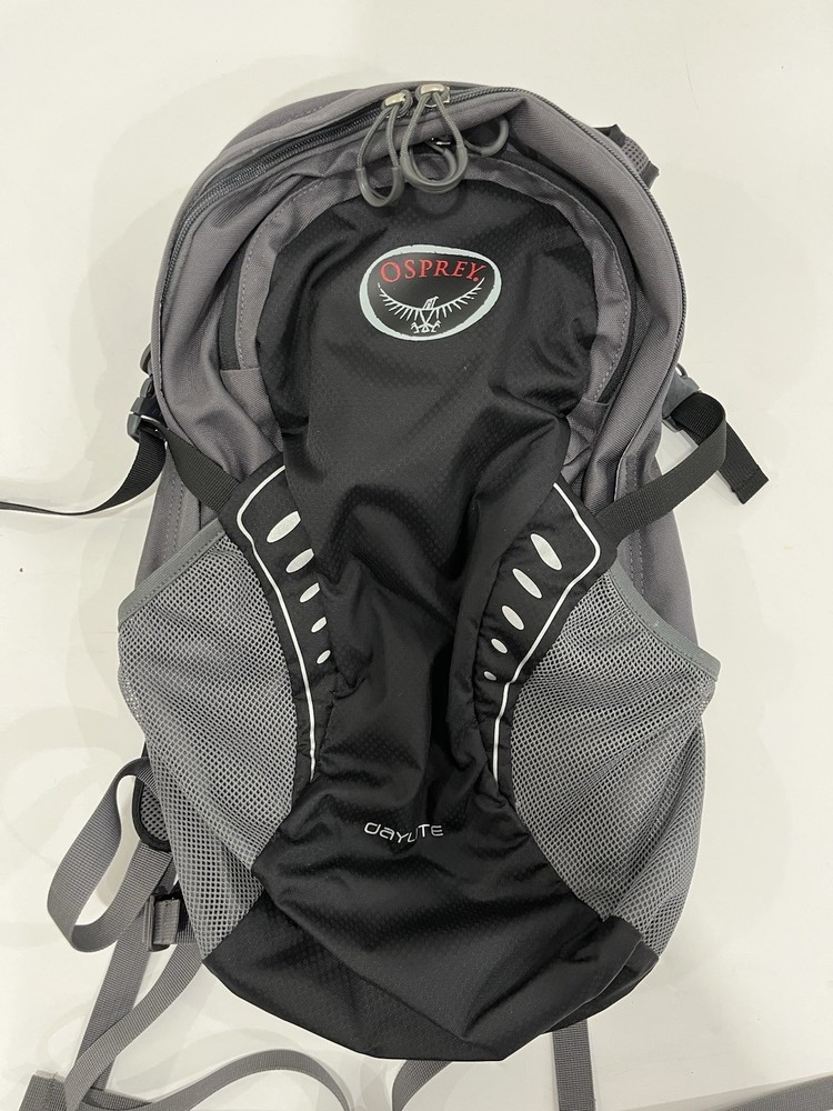 Osprey Daylite Hiking H2O Hydration Backpack Daypack Bag Black/Gray EUC