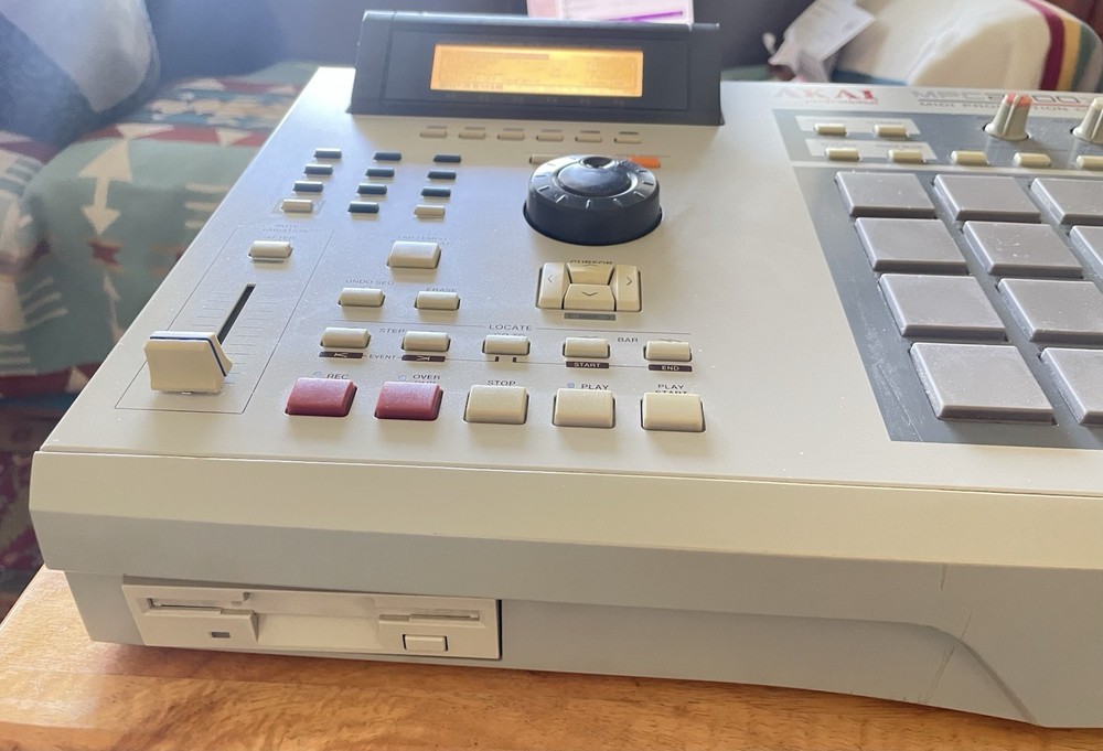 Akai MPC 2000 XL Sampler/Sequencer Drum Machine 8 Outputs