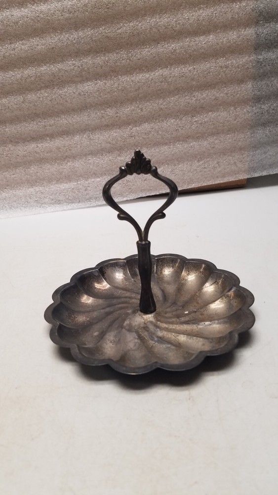 8" Silver Plated Scalloped Edge Design Candy Dish with Handle (M)