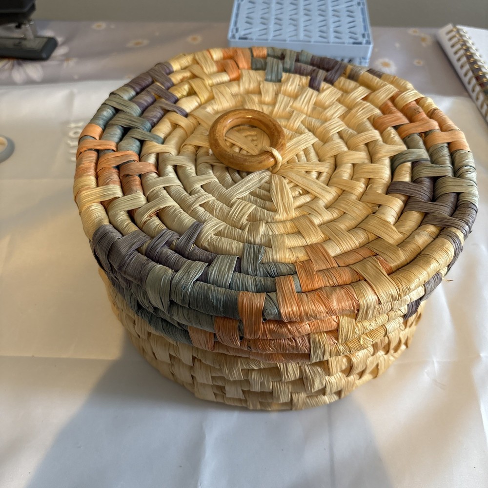 Round palm leaf basket with cover