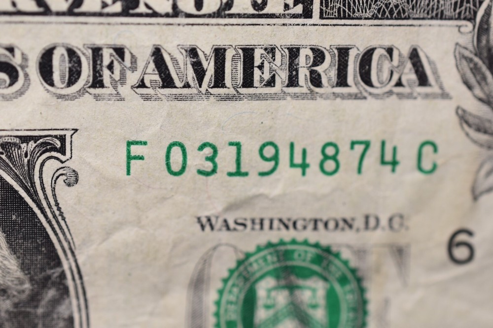 Error Note One Dollar Bill Ink Misprint, mismatched Dark Green lower Seiral