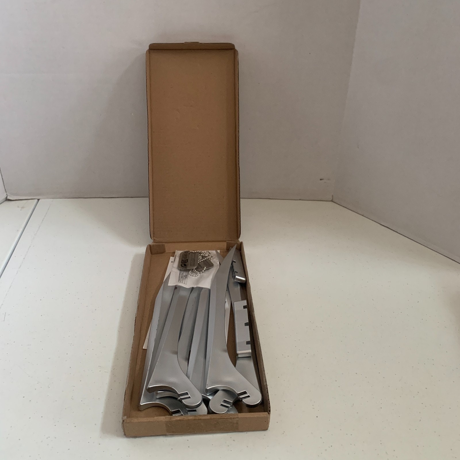 The Wolverine Claws With Dogtags Halloween Cosplay Realistic Plastic