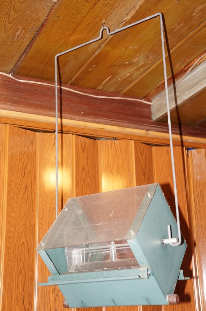 Rollerfeeder Roller Bird feeder rollnfeed Squirrel proof