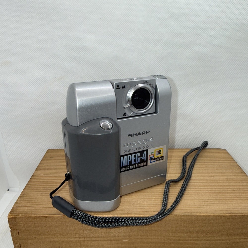 Sharp VN-EZ1H Digital Recorder Camera MPEG-4 Vintage + Memory Card & Reader