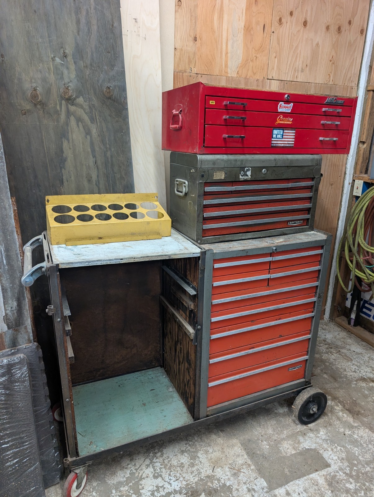 Mac Tool Box middle box, 3 drawer with correct key and lock works.