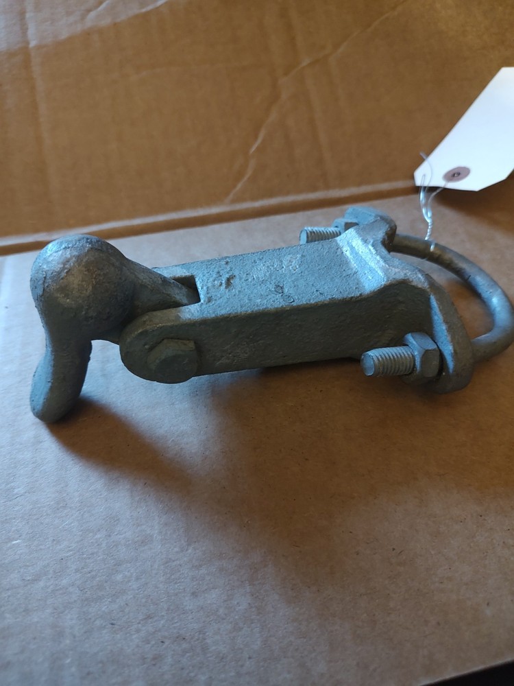 Chain link duck bill gate holdback