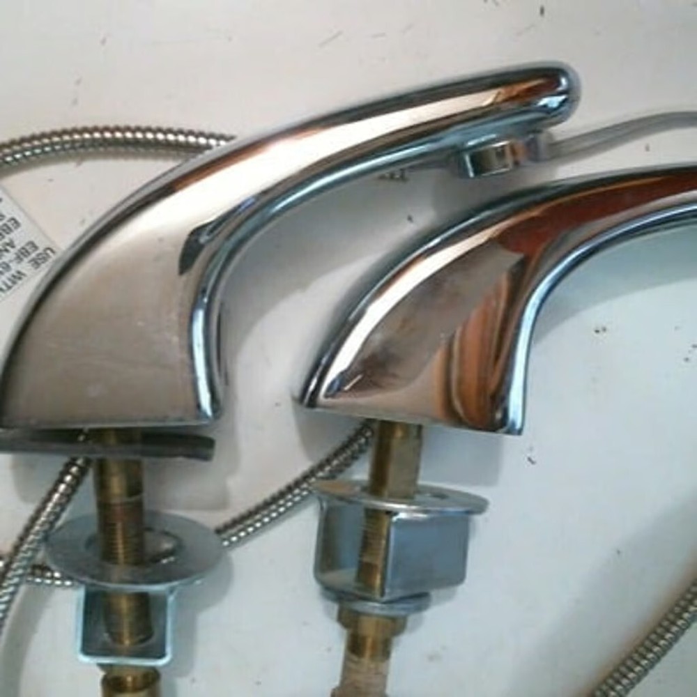 Sloan Automatic Touchless Sink Faucet with Battery (2x)