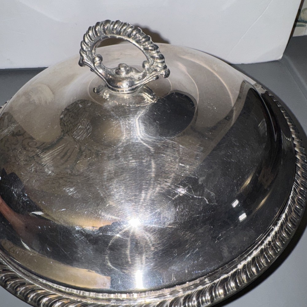 WM ROGERS 862 Silverplate Round Serving Bowl With Lid & PYREX Insert pre owned