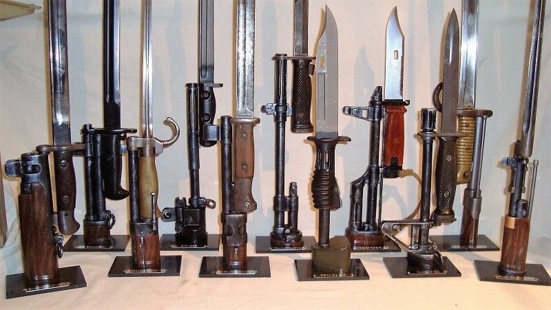 Support display stand for Uzi SMG bayo.