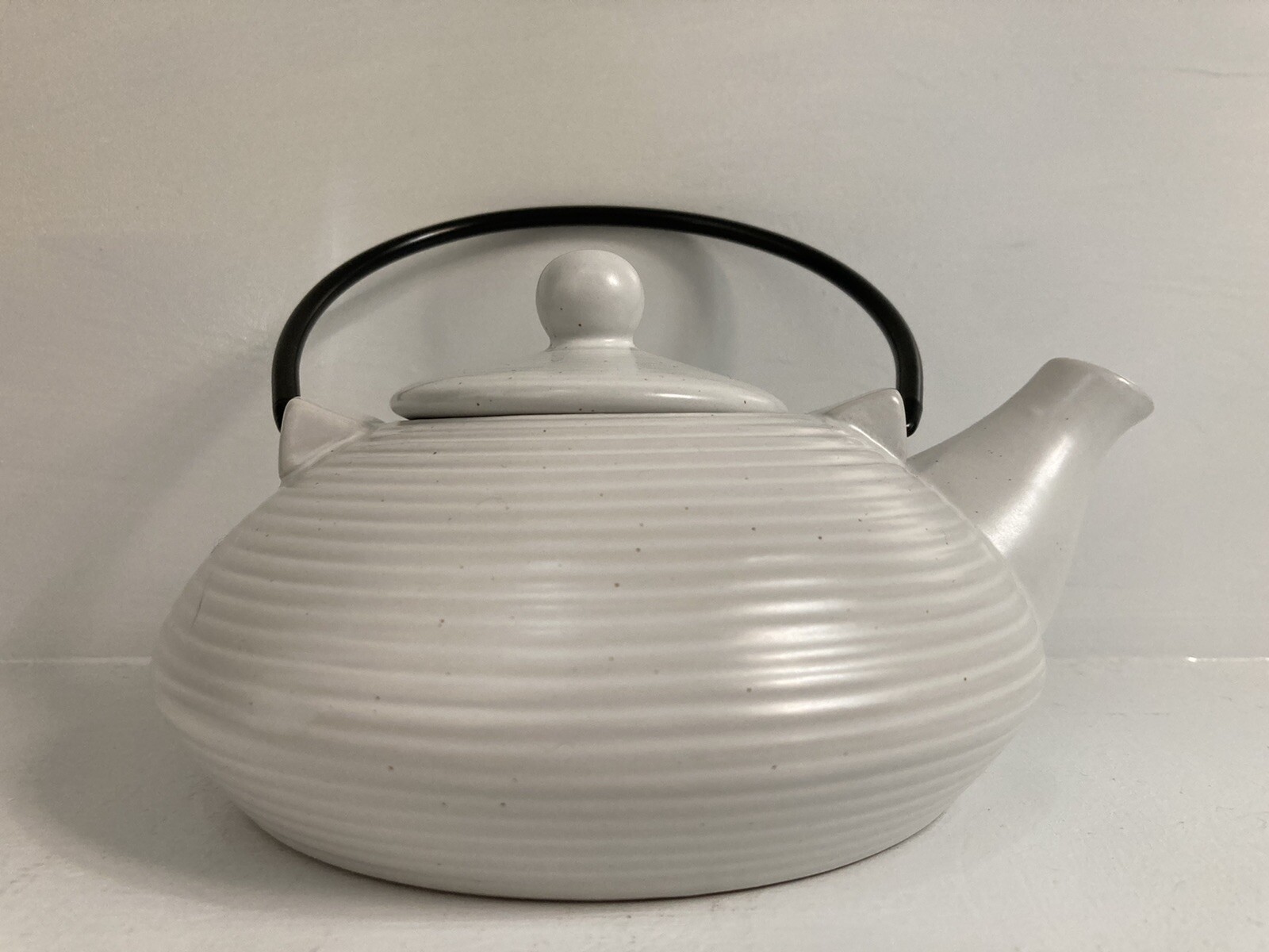 DesignPac Modern Ribbed Cream Cloud Stoneware Teapot Metal Handle