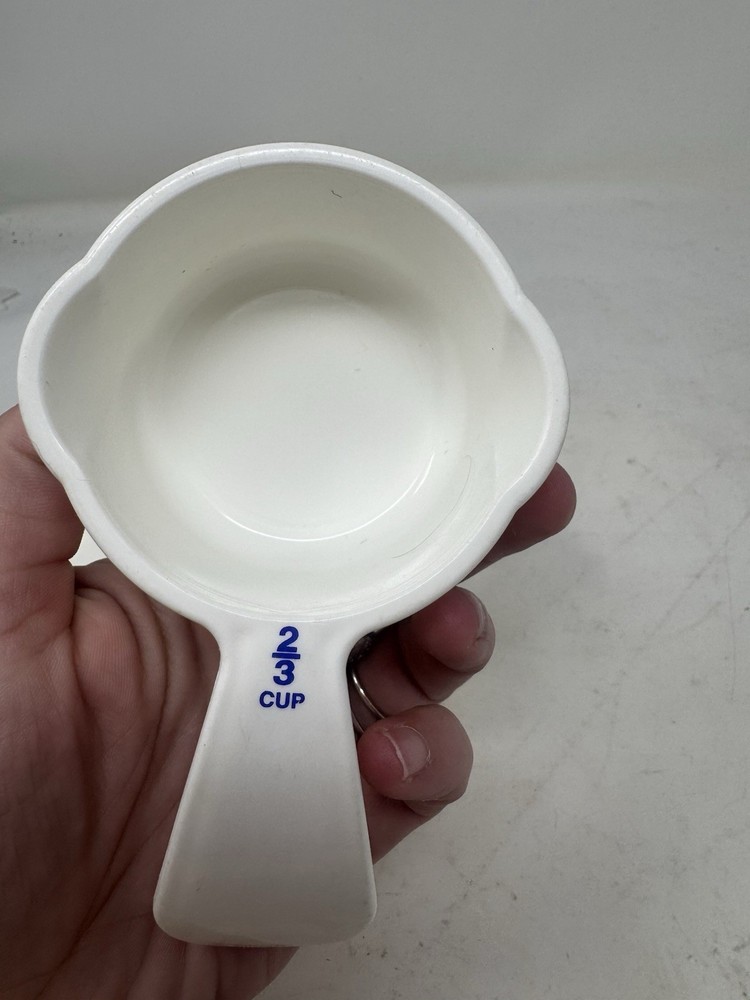Tupperware Measuring Cups Set of 4 Stackable Curved Handle Double Spouts White