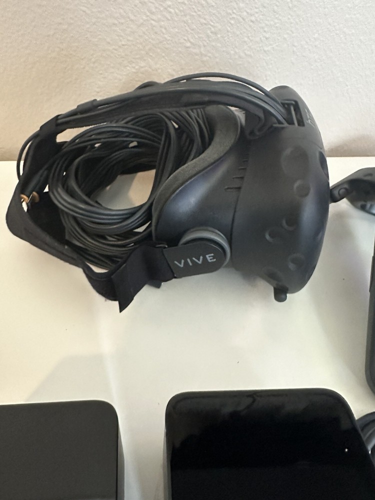 HTC Vive VR Headset Complete Set Full Kit System Steam VR PC Virtual Reality