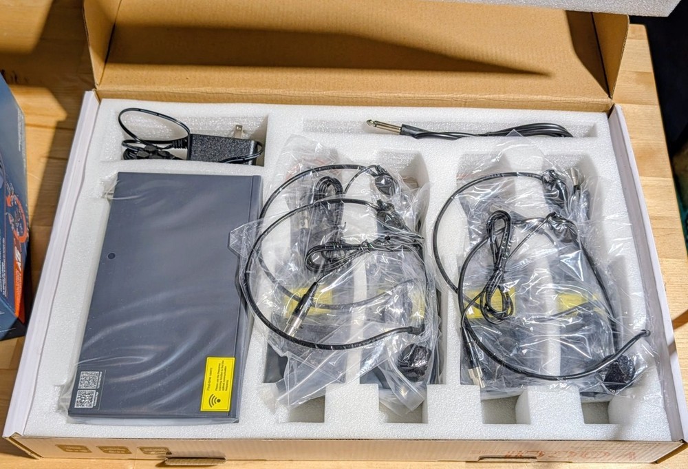 Hiberr YU-E40B Wireless Microphone System, 4 Channels Adjustable UHF Wireless