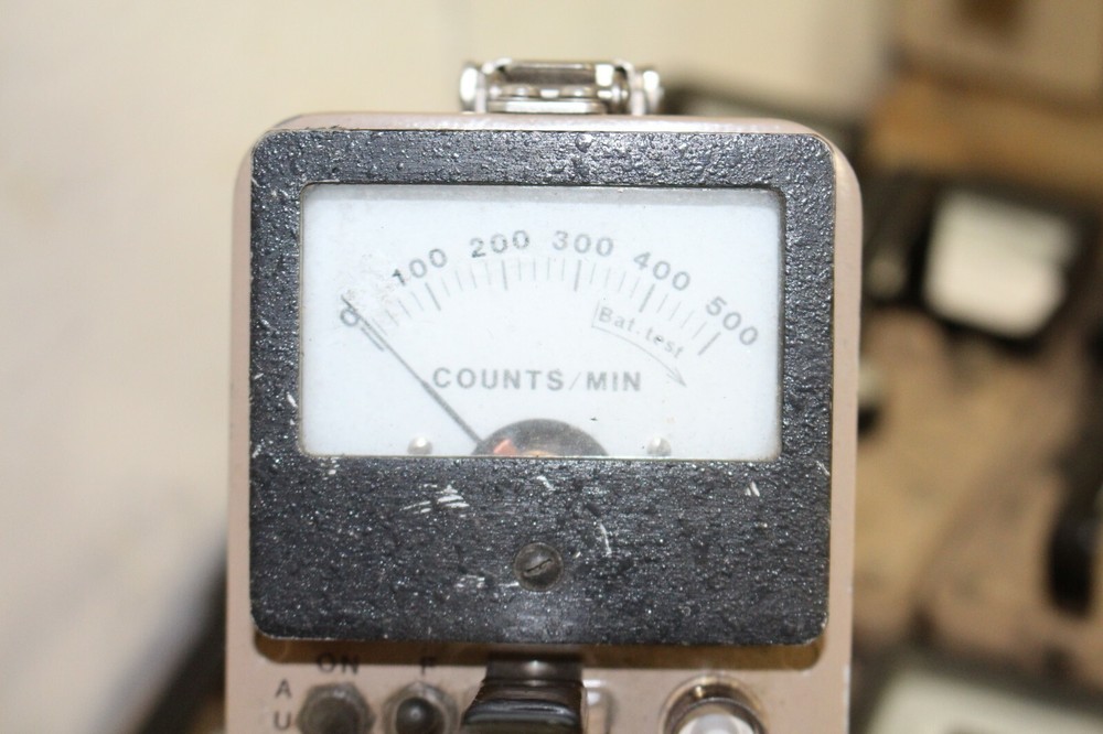 LUDLUM 3-99 SURVEY METER