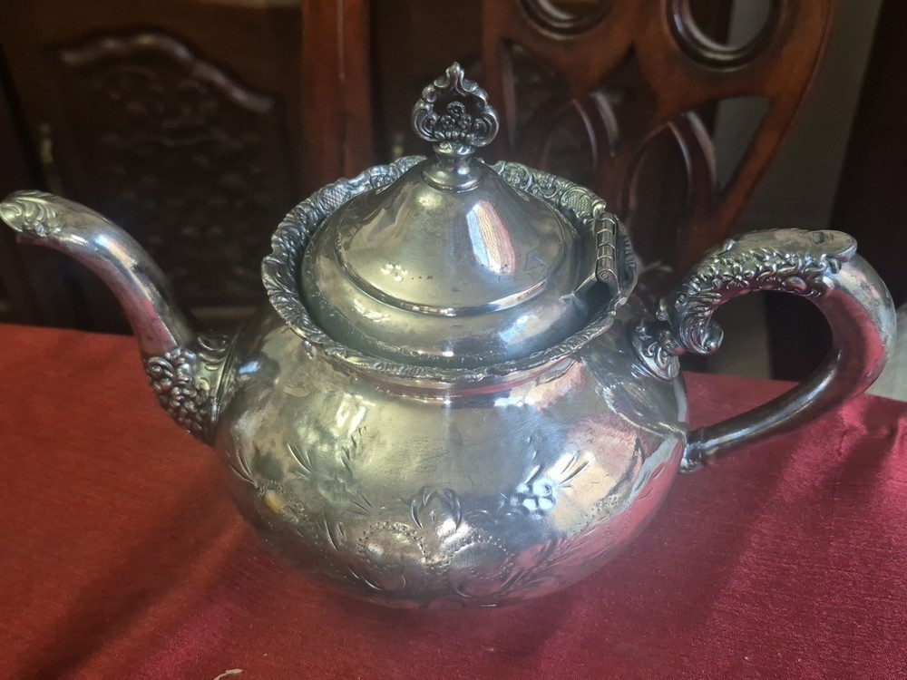 Van Bergh Silver Co Quadruple Plate Tea Pot Ornate Etched Scroll Pattern 468