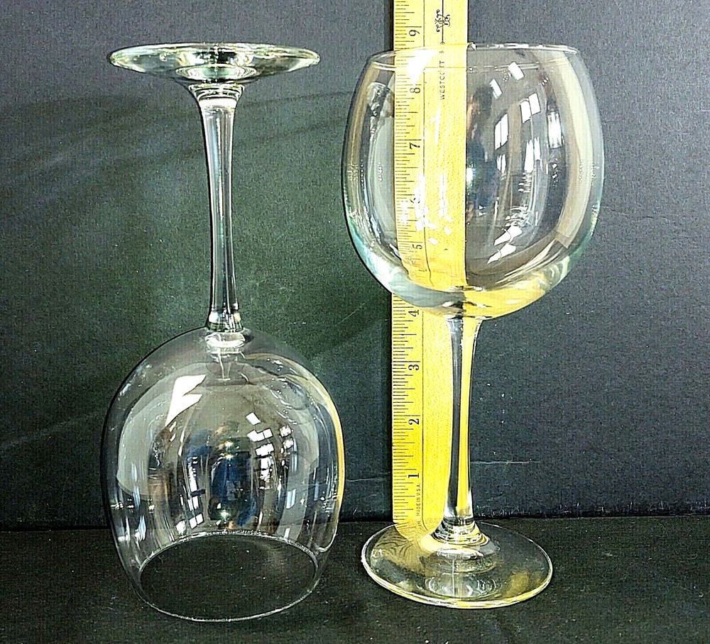 CLEAR GLASS WINE GLASSES  2