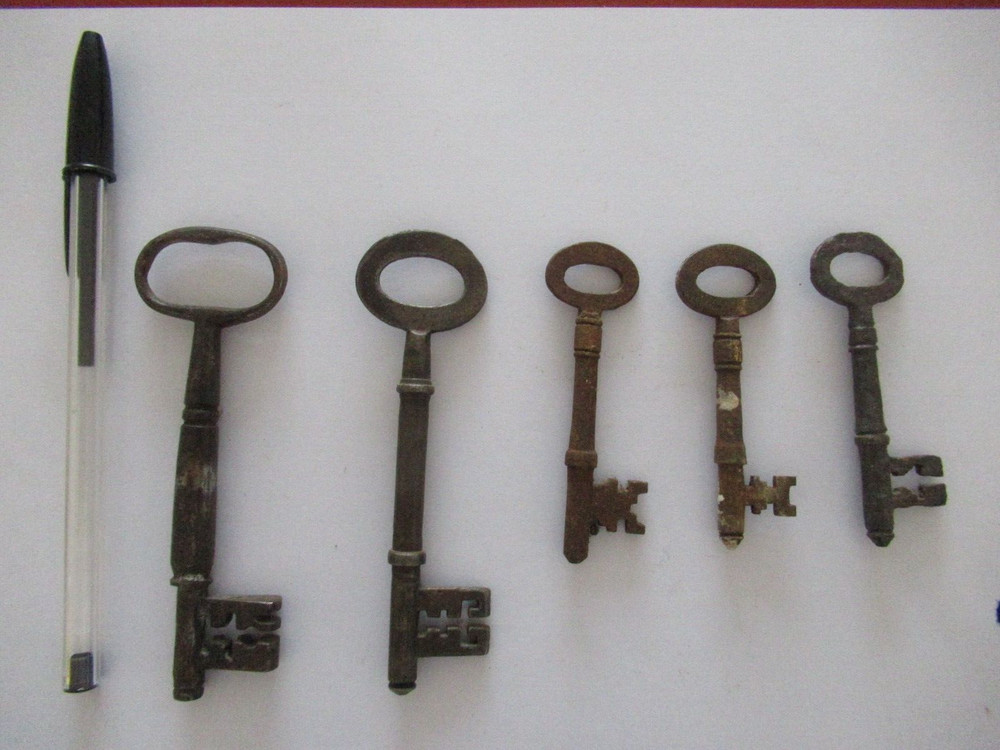 5 x  Vintage / antique Keys (ky2)