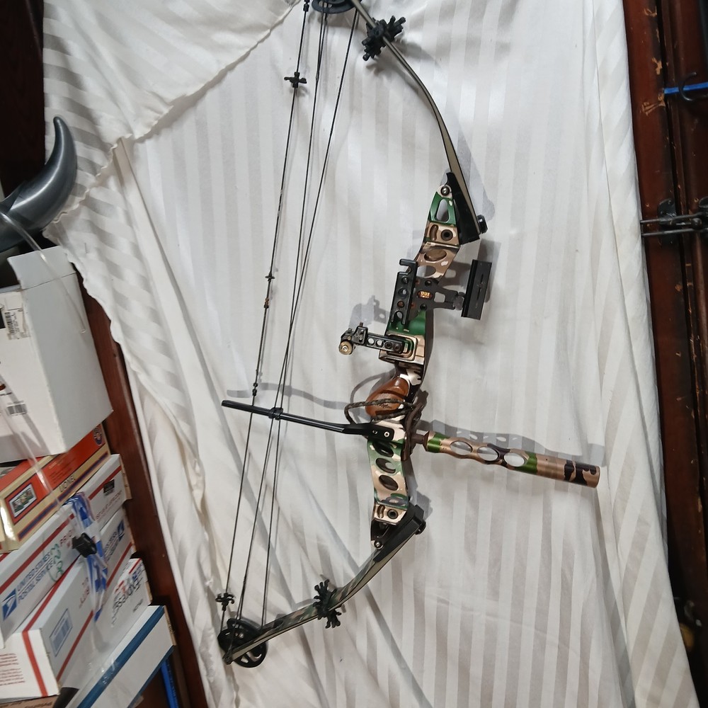 Hoyt  Excel Right Handed Compound Bow Fully Loaded! Nice Extras