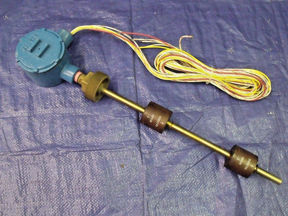 NIB Dwyer Instruments S0396445 Two Stage Vertical Level Switch / Transmitter