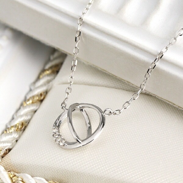 18K White Gold Diamond Circle Frame Necklace
