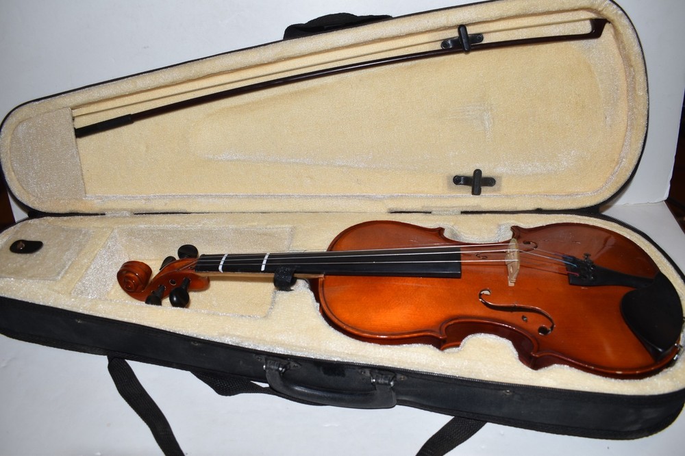 ERICH PFRETZSCHNER MODEL 3011 4/4 VIOLIN WITH CASE (MSL5)