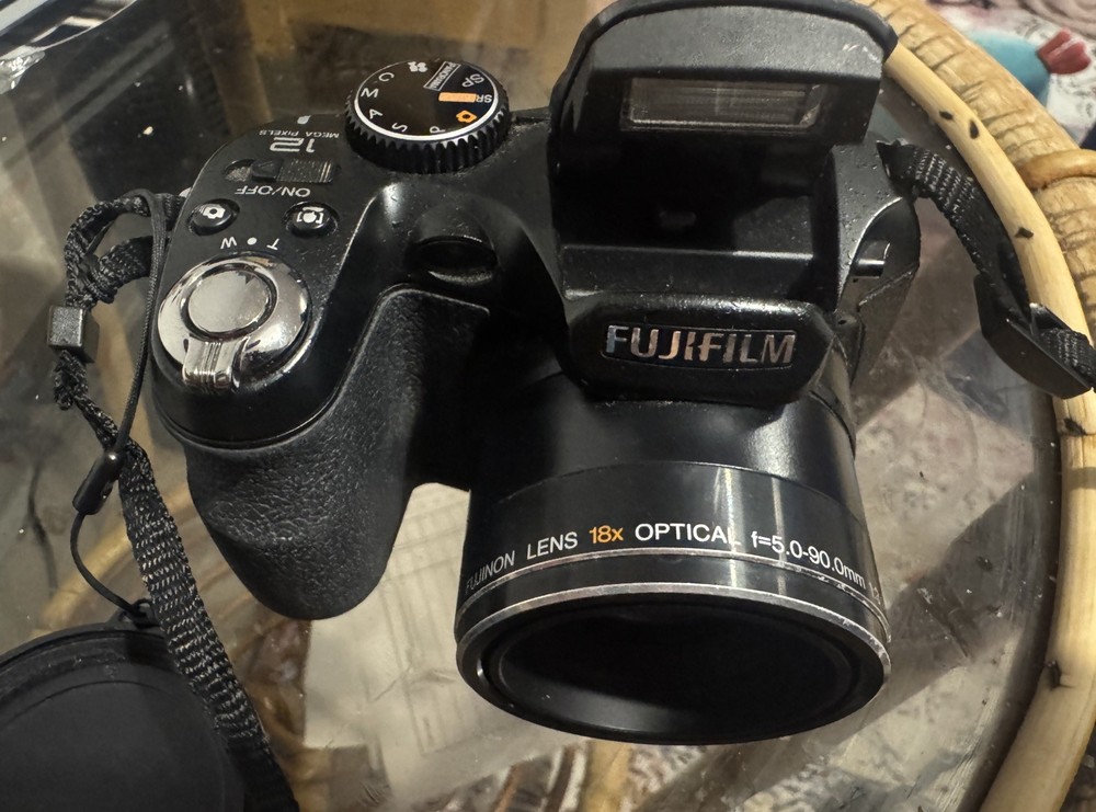 Fujifilm Finepix S1900 Digital Camera 12Mega Pixels working