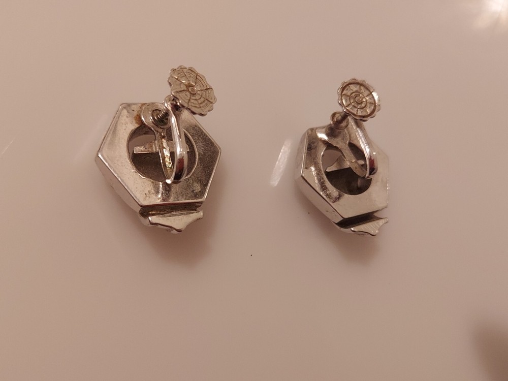 silvertone screwback knot earrings diameter .75"