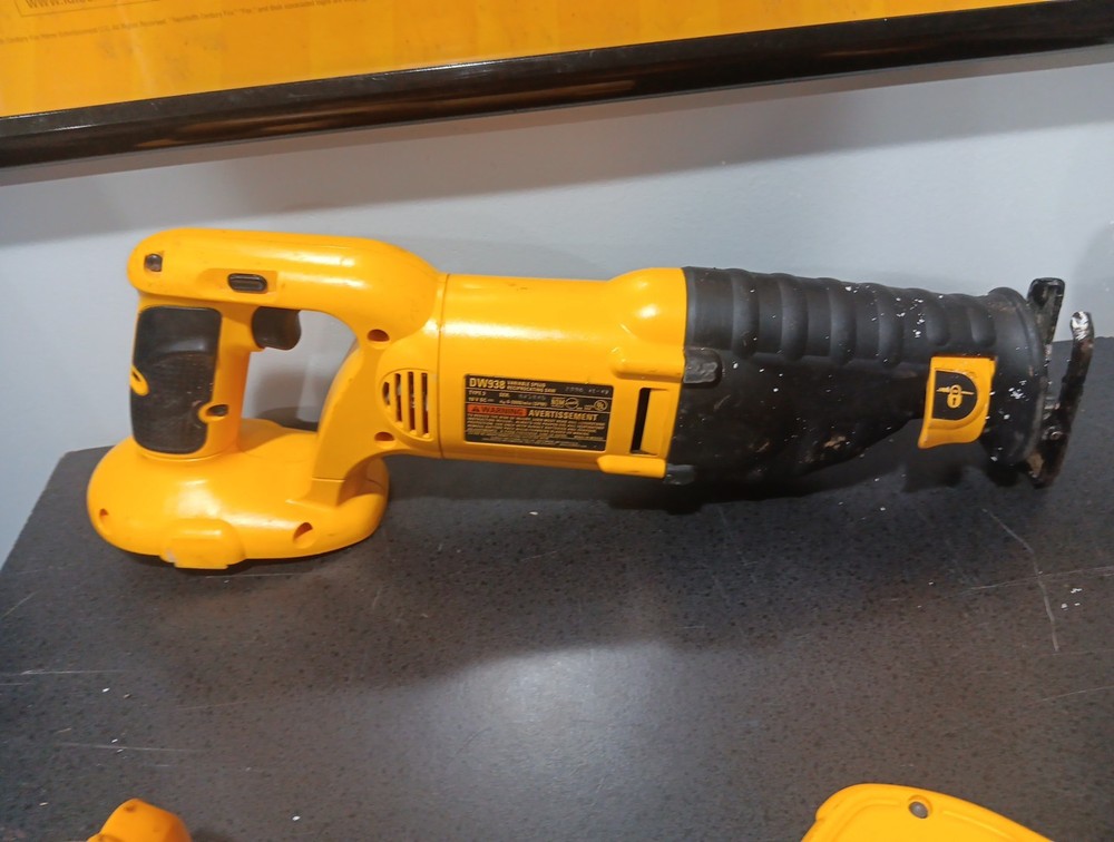 Dewalt Tool Set Drill, Flash Light Battery (Untested)