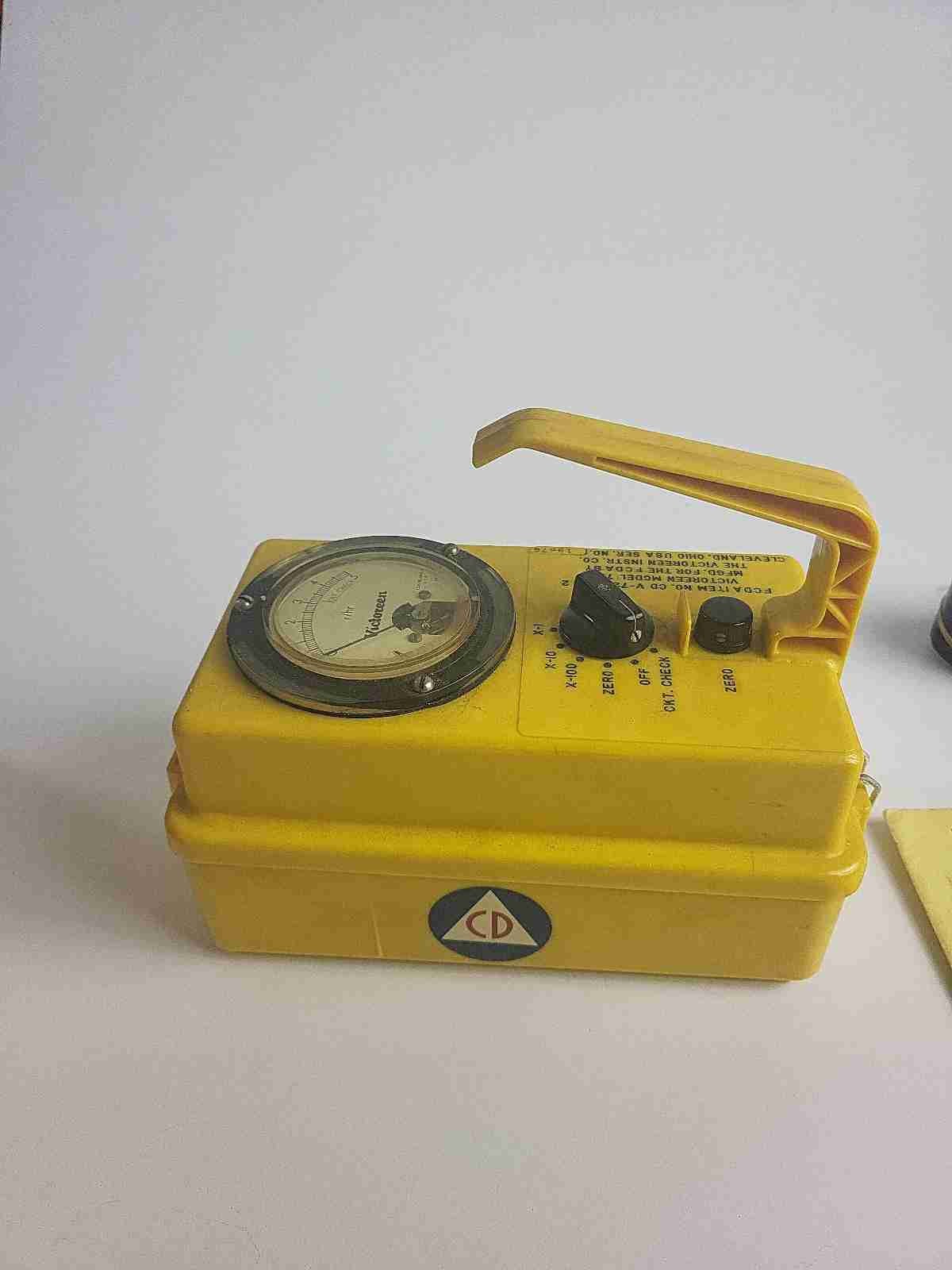 Victoreen Instrument CD V-720 Model2 Radiological Survey Meter + Manual Untested