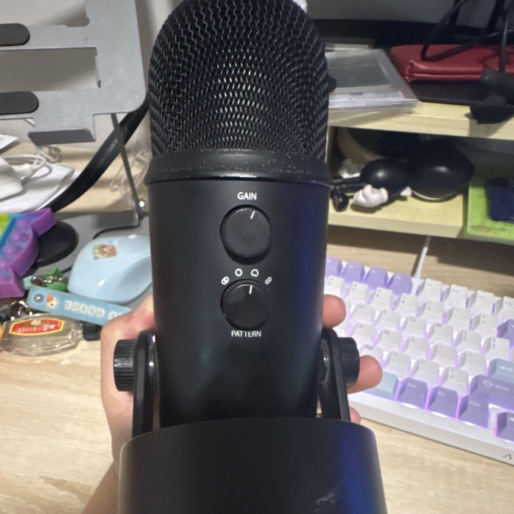 Blue Yeti USB Condenser Microphone Black, Multi-Pattern, Headphone Jack